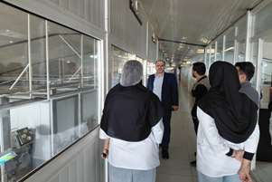 بازدید رئیس شبکه بهداشت و درمان زرقان از واحدهای صنایع غذایی، آشامیدنی و آرایشی‌بهداشتی تحت پوشش